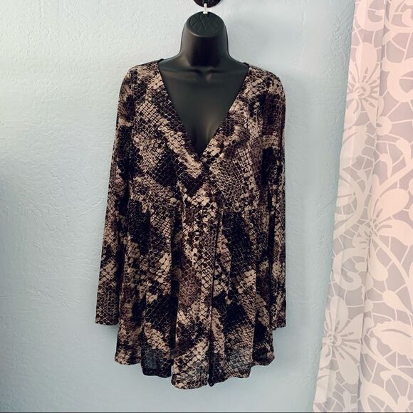 Torrid Snakeskin Print Mesh Surplice Babydoll Top Size 00 - Picture 2 of 10